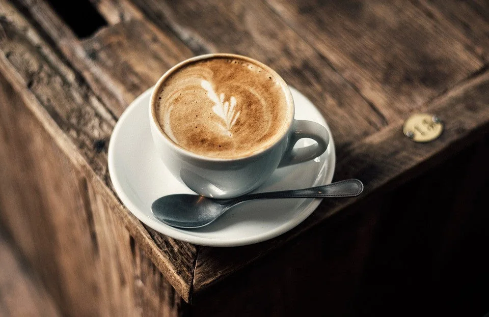 Taza de café en la barra